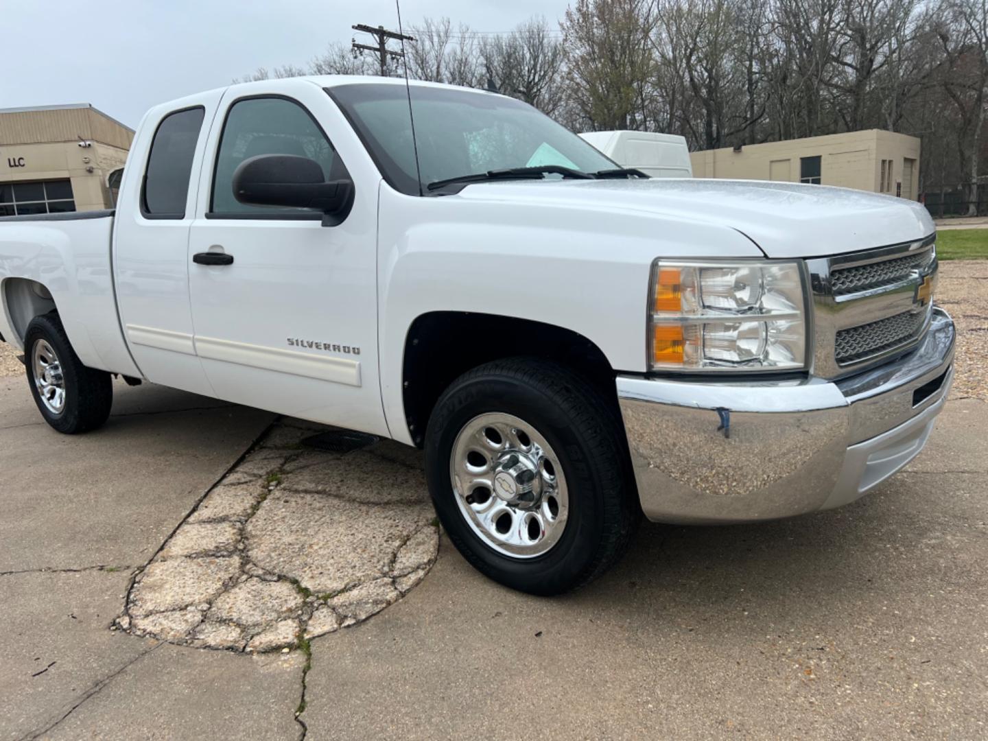 2012 White /Black Chevrolet Silverado 1500 LT (1GCRCSEAXCZ) with an 4.8 V8 engine, Automatic transmission, located at 4520 Airline Hwy, Baton Rouge, LA, 70805, (225) 357-1497, 30.509325, -91.145432 - 2012 Chevy Silverado Ext Cab LT 4.8 V8 Gas, 166K Miles, Power Windows, Locks & Mirrors, Spray In Bedliner, Tow Pkg. NO IN HOUSE FINANCING. FOR INFO PLEASE CONTACT JEFF AT 225 357-1497 CHECK OUT OUR A+ RATING WITH THE BETTER BUSINESS BUREAU WE HAVE BEEN A FAMILY OWNED AND OPERATED BUSINESS AT THE SAM - Photo#3